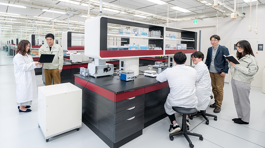 超越バイオメディカルDX研究拠点ラボ内の雰囲気